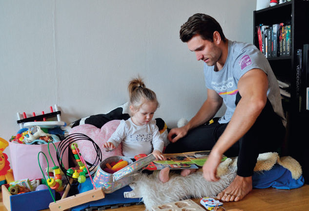 MED VESLEJENTA: Martin leker med Lilli hjemme i Åsane. I juli får hun en lillesøster.