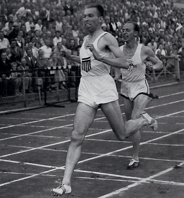VERDENSREKORD: I 1955 satte Roger Moens verdensrekord på 800meter med tiden 1.45.9. Her foran Audun Boysen.