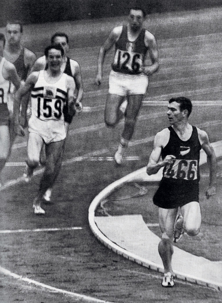 1500METER: Peter Snell vinner ett og et halvt sekund foran de nærmeste konkurrentene under OL i Tokyo. Tsjekkeren Josef Odloźil vinner sølvmedaljen i et rivende sluttoppgjør med John Davies