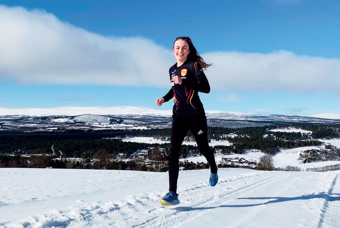 SNØEN LIGGER LENGE: I Dalsbygda, på hjemgården til Ingeborg Østgård, 750 meter over havet. Her er hun ute på løpetur i fjellbygda. FOTO: PRIVAT INGEBORG ØSTGÅRD Pappa