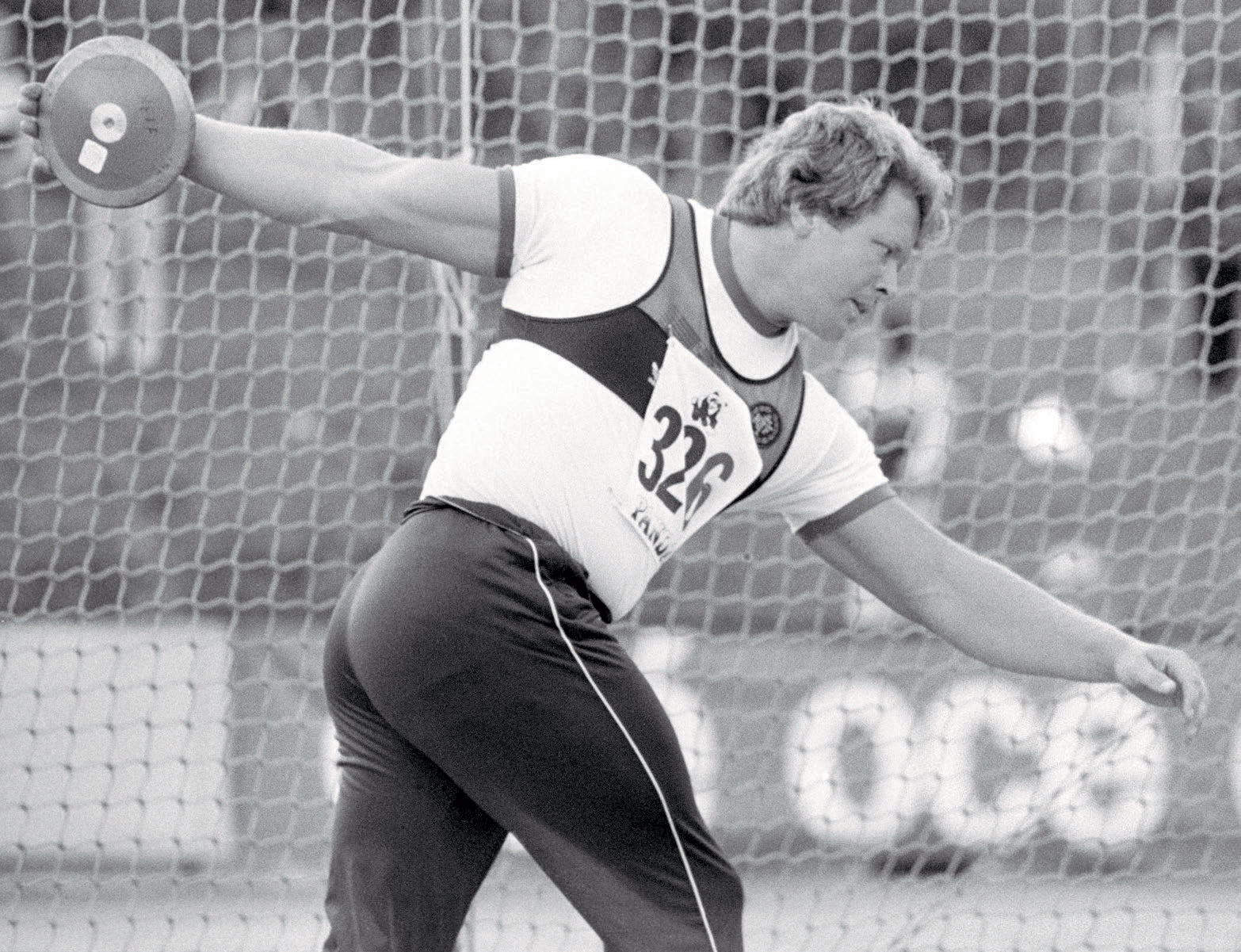 ????LENGST: Knut Hjeltnes innehar norgesrekorden i diskos med 69,72 meter. Bildet er fra 1984 under en friidrettslandskamp/ trelandskamp mellom Norge, Nederland og Sveits. Kastet endte på 67,30 meter. FOTO: BJØRN SIGURDSØN / NTB / SCANPIX