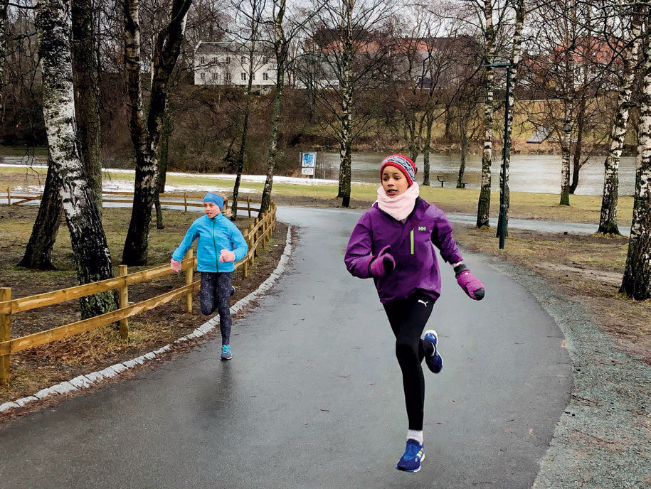 FULL FART: Helle Kjøl-Johansen (12) og Hannah Murai (13), Ranheim IL slipper kreftene løs under bakkesprintøkta. FOTO: BJØRN JOHANSEN