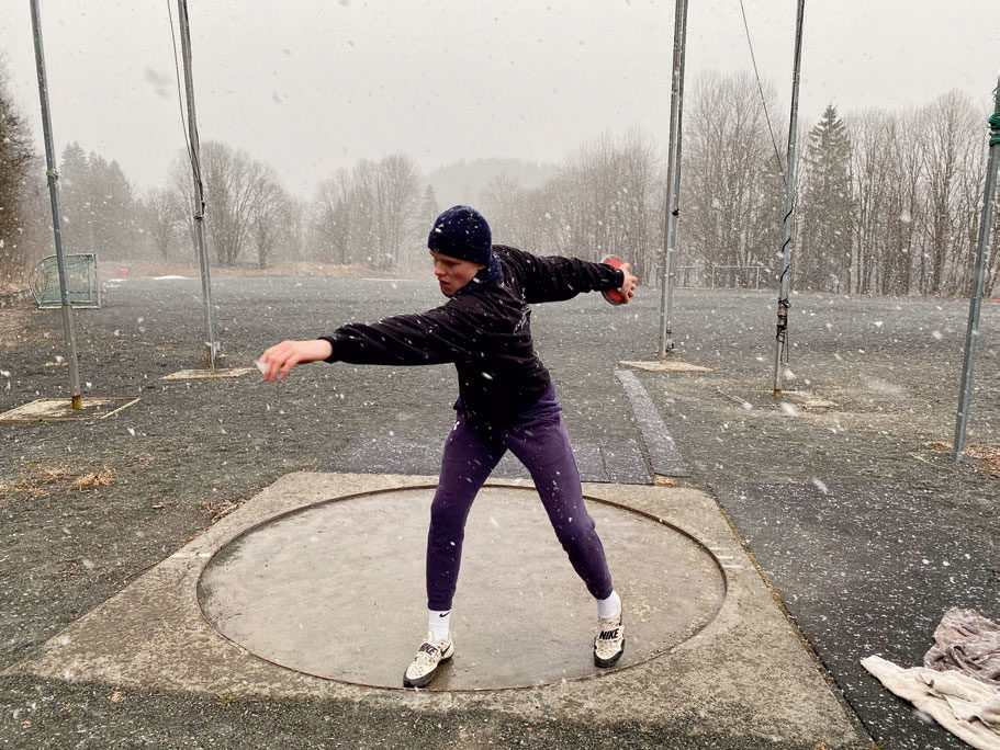 MED SNØ I KASTENE: Sondre Jahren, Asker Skiklubb trosser aprilværet i diskosringen. FOTO: THOMAS ROSVOLD