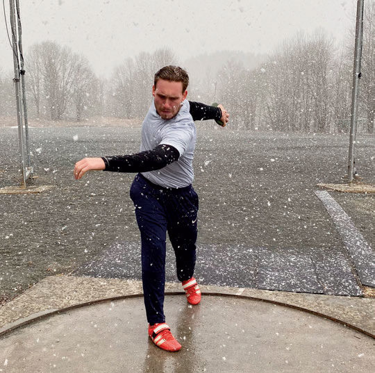 TRENING UANSETT: Koronatid og snø er ikke det en drømmer om i april, men Erik Johannes Rosvold, IK Tjalve gir alt på trening likevel. FOTO: THOMAS ROSVOLD