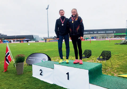 1. PÅ PALLEN: Ingeborg på seierspallen i UM på Jessheim, sammen med Johanna Ågesen Tofte, som ble nummer to på 800 meter. FOTO: TORE SHETELIG.