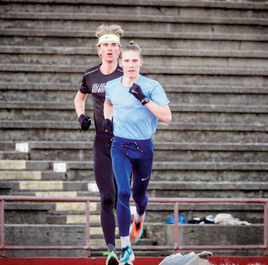 INTERVALLER: Simen Halle Haugen (Runar), og Jonatan Vedvik (TFIK) i full gang med 20x400meter. FOTO: FREDRIK VEDVIK