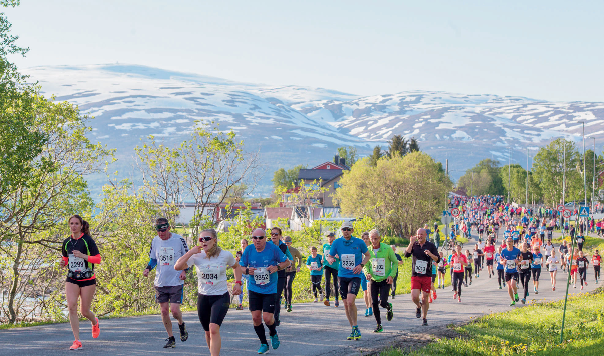 FULL STOPP: Denne eksotiske opplevelsen går folk glipp av i år. Maraton i Tromsø – i midtnattssol og med snødekte fjell i bakgrunnen. FOTO: TRULS TILLER