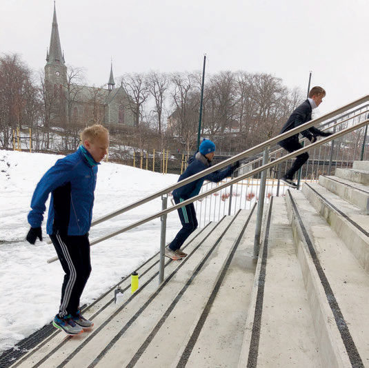 TRAPPESPENST: Sindre Tømmervik (23), Emil Vestre (15) og Martin Skårild (16), Ranheim IL øker spensten i oppvarmet trapp ved Trondheim Spektrum. FOTO: BJØRN JOHANSEN
