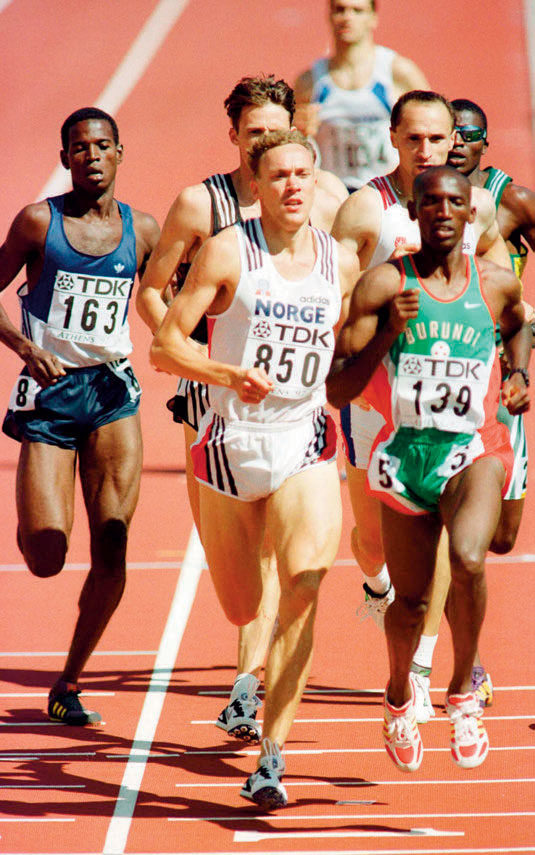 GODE TIDER: Rekordene til Vebjørn Rodal på 800 og 1000 meter er harde å slå. Her fra kvalifi seringsheatet under VM i Aten i 1997. FOTO: NTB-ALEKSANDER NORDAHL.