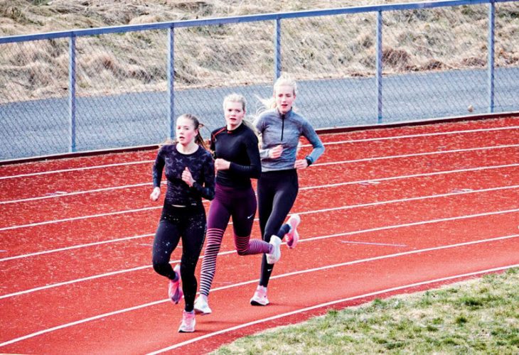 FOKUS: Maiken Homlung Prøitz (Sarpsborg IL), Marthe Hjelmset (Nittedal) og Leona Vedvik (TFIK) løper 15x400meter. FOTO: FREDRIK VEDVIK