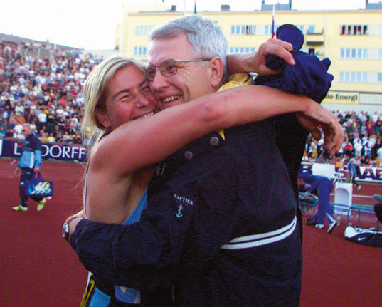 GOD KLEM: Trine Hattestad jubler sammen med Bislett-general Svein Arne Hansen etter å ha vunnet spydkonkurransen og satt ny verdensrekord med 69,48 under Exxon Bislett Games i 2000. FOTO: HEIKO JUNGE / SCANPIX