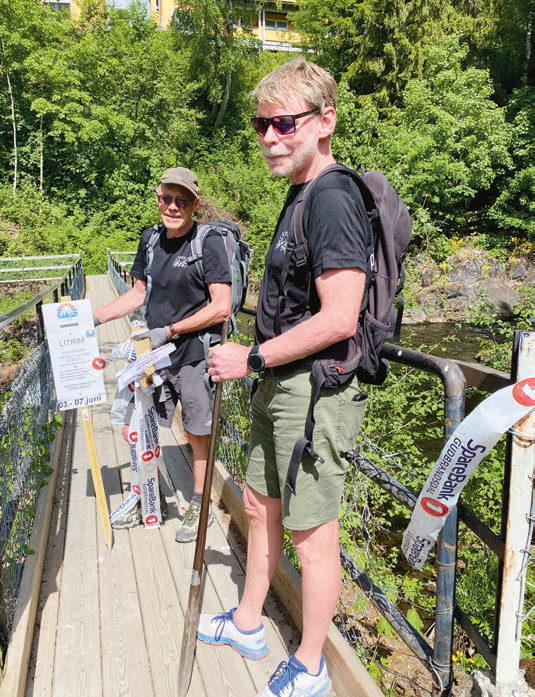 MERKING AV LØYPE: Ivar Hjelmseth (fremst) og Jørn Breili har lagt bak seg mange kilometer for å sette opp tydelige løypemerker. Her gjør de klar for Mesnaelva Opp som gikk i tidsrommet 3.-8 juni.