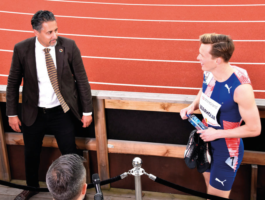 HJERTELIG TIL STEDE: Idrettsminister Abid Raja i samtale med stevnet store mann, Karsten Warholm.