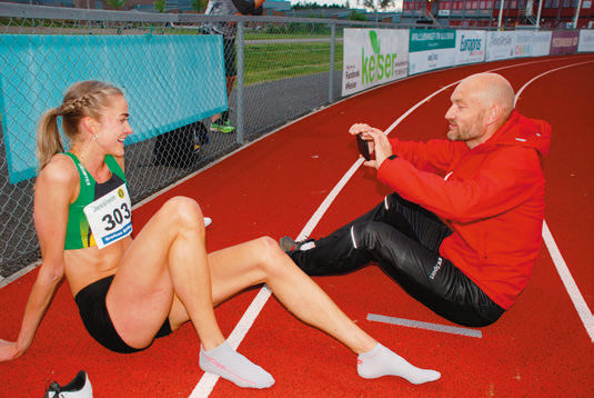 MER OG MER I FOKUS: Med framgang følger det også stigende medieoppmerksomhet. Her får Amalie Sæten god medietrening i et intervju med NRKs Jann Post etter sin 1500-meter i elitestevnet på Jessheim tidlig i juni.