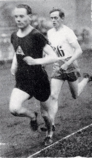 REKORDJEGERNE: Nurmi på vei mot verdensrekord og Backman, på vei mot svensk rekord på 10000 meter i 1921.