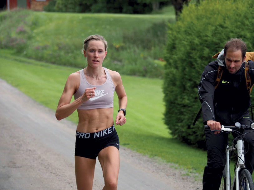 DEDIKERT: Hedda trener to ganger for dag, og er en meget dedikert utøver. Endelig fi kk hun vist hva hun er god for på løpebanen. Her med trener Erik Sakshaug på sykkel. FOTO: PRIVAT