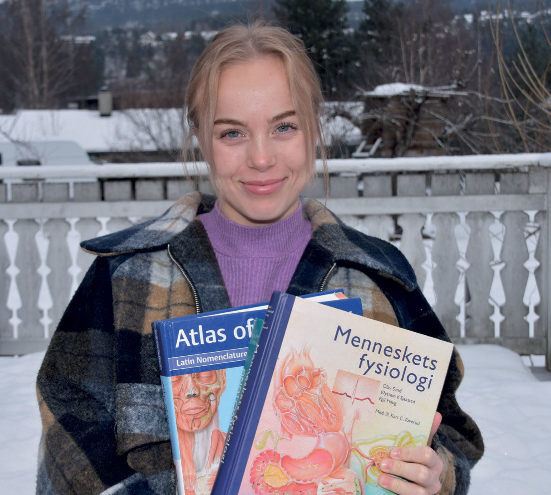 HAR NOK Å GJØRE: – Uansett hvordan det går med kneet og videre satsing på friidrett, har jeg nok å henge fingrene i - med tanke på studiene. Mamma og pappa har alltid sagt at jeg må ha en back up-plan - i forhold til sleggekastinga, sier Helle Henriksen Hvidsten. FOTO: TORE SHETELIG
