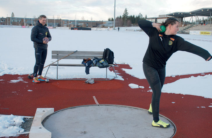 TRENINGSGLAD: – Jeg er avhengig av å trene, ellers blir jeg sur, sier Hanna Emilie. Her i aksjon på hjemmebanen Jessheim Friidrettsstadion, med sin fremste medhjelper, pappa Martin, tett på som alltid.