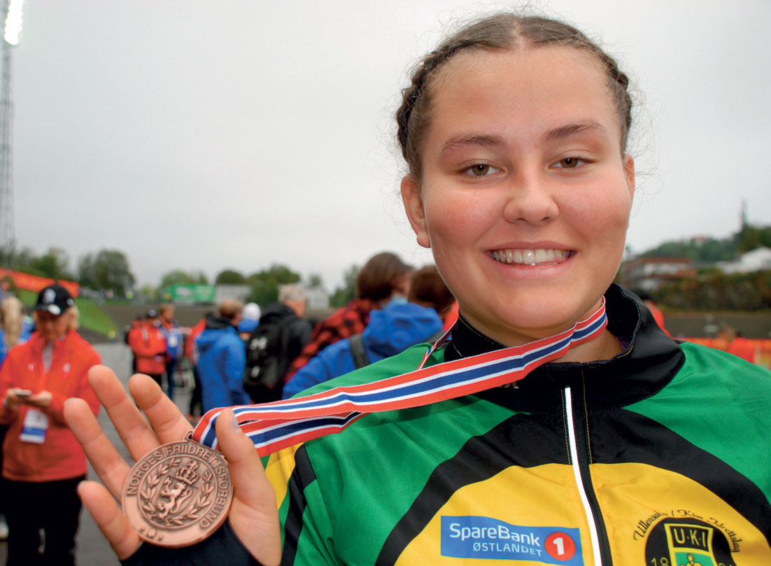 NM-SENSASJON: Hanna Emilie Hjeltnes med den oppsiktsvekkende bronsemedaljen hun tok i hoved-NM i Bergen i fjor. Først lenge etterpå gikk det opp for henne hvilken stor prestasjon det egentlig var.