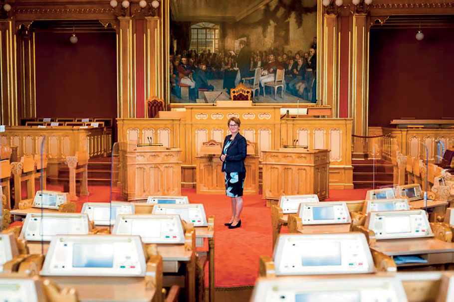 DAGENS HJEMMEBANE: Det er på denne arenaen, i rollen som stortingspresident, folk flest er vant til å se Tone Wilhelmsen Trøen. Men på fritiden står friidrett høyt på lista i et bredt interessefelt. FOTO: STORTINGET.