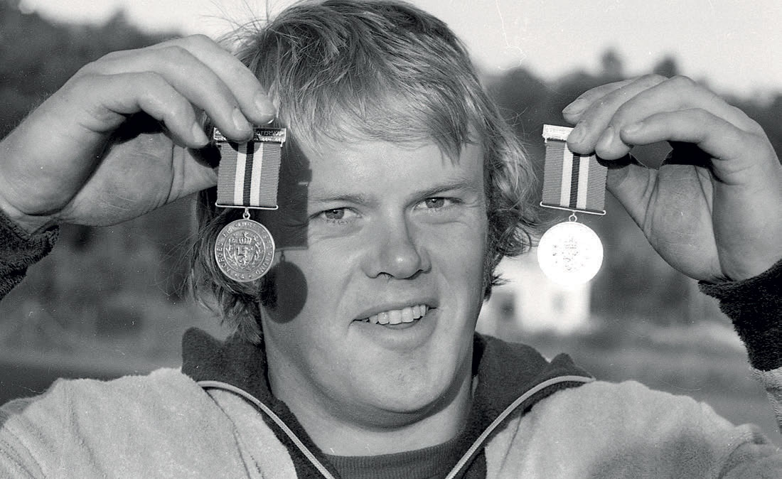 NM I TRONDHEIM -73: 25-årige Arild Busterud jubler stolt over sølv både i kule og slegge under NM i Trondheim i 1973. Foto: Viktor Storsveen