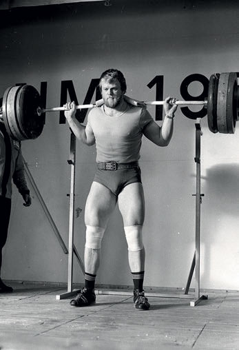 STYRKELØFT: Her er Arild under NM i styrkeløft i Brumunddal i 1975. Året før satte han nordisk rekord i markløft med 315 kilo. Foto: Viktor Storsveen